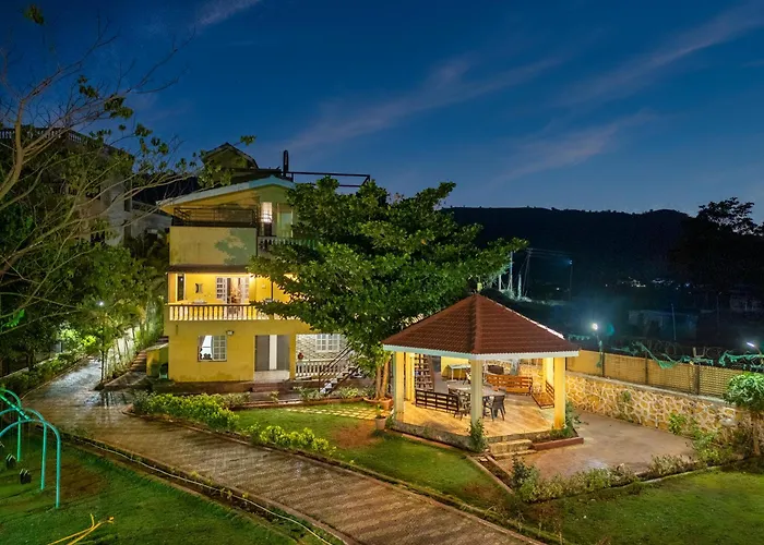 Newly Renovated-Farm Villa -6Bhk With Pool & Turf
